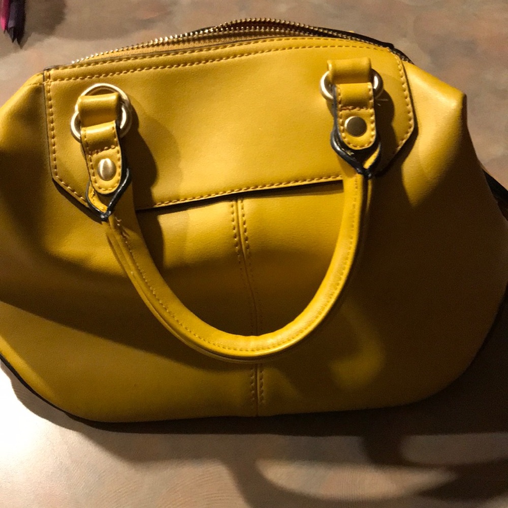 Small yellow handbag. Approx 12X7
Gently used 
See picture of scrape